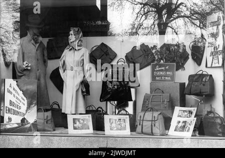 Shop Display for Bags / Grips in York, England Promotion April 1946 Show von CELIA JOHNSON und TREVOR HOWARD in KÜRZE BEGEGNUNG 1945 Regisseur DAVID LEAN aus dem Spiel von Noel Coward A Noel Coward - Cineguild Production / Eagle-Lion Distributors Limited Stockfoto