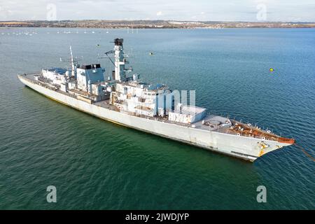 Die ehemalige HMS Monmouth, eine stillgelegte Fregatte vom Typ 23, wartet in Portsmouth Harbour auf die Entsorgung. Stockfoto