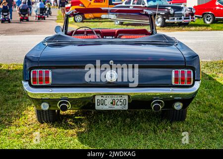 Daona Beach, FL - 24. November 2018: Rückansicht eines Ford Mustang GT Cabriolets aus dem Jahr 1966 auf einer lokalen Automobilausstellung. Stockfoto