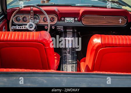 Daona Beach, FL - 24. November 2018: Innenansicht eines Ford Mustang GT Cabriolets aus dem Jahr 1966 auf einer lokalen Automobilmesse. Stockfoto