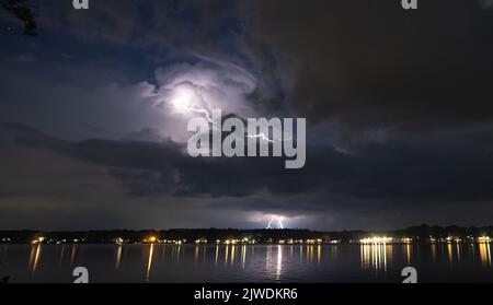 Elektrischer Sturm über einem ruhigen See Stockfoto