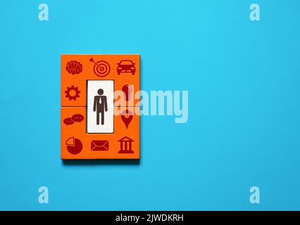 Ein Geschäftsmann umgibt sich mit geschäftlichen Attributen, Qualitäten und Führungsqualitäten, um das Unternehmen zu führen. Bildung und Entwicklung, selbstverstaengelt Stockfoto