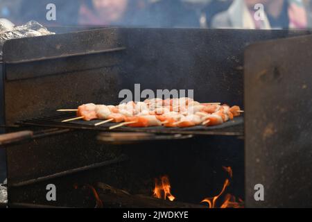 Gegrillte Jakobsmuscheln auf Spiessen Stockfoto