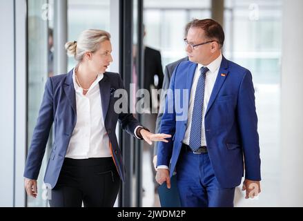 05. September 2022, Berlin: Alice Weidel (l), Bundesvorsitzende der AfD und Fraktionsvorsitzende der AfD, und Tino Chrupalla, Bundesvorsitzende der AfD und Fraktionsvorsitzende der AfD, kommen zu Beginn der Fraktionssitzung ihrer Partei zur Presseerklärung. Das Thema der Woche der Bundestag-Sitzung ist die Einführung des Haushaltsplans 2023. Foto: Kay Nietfeld/dpa Stockfoto