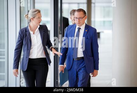 05. September 2022, Berlin: Alice Weidel (l), Bundesvorsitzende der AfD und Fraktionsvorsitzende der AfD, und Tino Chrupalla, Bundesvorsitzende der AfD und Fraktionsvorsitzende der AfD, kommen zu Beginn der Fraktionssitzung ihrer Partei zur Presseerklärung. Das Thema der Woche der Bundestag-Sitzung ist die Einführung des Haushaltsplans 2023. Foto: Kay Nietfeld/dpa Stockfoto