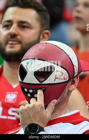 Prag, Tschechische Republik. 05. September 2022. Ein polnischer Fan, der eine Maske aus einem Basketballball trägt, wird während der Basketball-Europameisterschaft der Männer, Gruppe D, Spiel Polen gegen Israel, am 5. September 2022 in Prag, Tschechien, gesehen. Quelle: Michal Kamaryt/CTK Photo/Alamy Live News Stockfoto