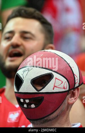 Prag, Tschechische Republik. 05. September 2022. Ein polnischer Fan, der eine Maske aus einem Basketballball trägt, wird während der Basketball-Europameisterschaft der Männer, Gruppe D, Spiel Polen gegen Israel, am 5. September 2022 in Prag, Tschechien, gesehen. Quelle: Michal Kamaryt/CTK Photo/Alamy Live News Stockfoto