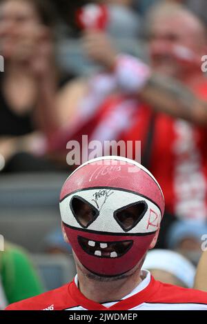 Ein polnischer Fan, der eine Maske aus einem Basketballball trägt, wird während der Basketball-Europameisterschaft der Männer, Gruppe D, Spiel Polen gegen Israel, am 5. September 2022 in Prag, Tschechien, gesehen. (CTK Photo/Michal Kamaryt) Stockfoto
