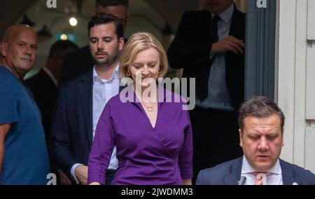 London, England, Großbritannien. 5. September 2022. LIZ TRUSS wird als Ausscheiden gesehen.Hauptquartier der konservativen Kampagne nach der Ernennung zum neuen Führer und Premierminister des Vereinigten Königreichs. (Bild: © Tayfun Salci/ZUMA Press Wire) Bild: ZUMA Press, Inc./Alamy Live News Stockfoto