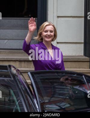 London, England, Großbritannien. 5. September 2022. LIZ TRUSS wird als Ausscheiden gesehen.Hauptquartier der konservativen Kampagne nach der Ernennung zum neuen Führer und Premierminister des Vereinigten Königreichs. (Bild: © Tayfun Salci/ZUMA Press Wire) Bild: ZUMA Press, Inc./Alamy Live News Stockfoto