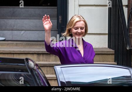 London, England, Großbritannien. 5. September 2022. LIZ TRUSS wird als Ausscheiden gesehen.Hauptquartier der konservativen Kampagne nach der Ernennung zum neuen Führer und Premierminister des Vereinigten Königreichs. (Bild: © Tayfun Salci/ZUMA Press Wire) Bild: ZUMA Press, Inc./Alamy Live News Stockfoto