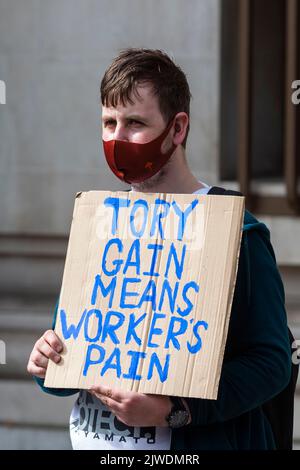 London, Großbritannien. 5. September 2022. Ein Mann nimmt an einem Anti-Tory-Protest vor dem Queen Elizabeth II-Zentrum in Westminster Teil, als Liz Truss nach dem Rücktritt von Boris Johnson als neue Vorsitzende der Konservativen Partei und Premierminister angekündigt wird. Kredit: Stephen Chung / Alamy Live Nachrichten Stockfoto