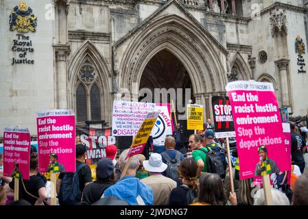 Royal Courts of Justice, Strand, London, Großbritannien. 5. September 2022. Demonstranten haben sich vor den Königlichen Gerichtshöfen versammelt, um gegen die Pläne zur Deportierung von Menschen nach Ruanda zu protestieren. Eine vertagte gerichtliche Überprüfung der Rechtmäßigkeit der Abschiebepolitik der britischen Regierung für Migranten wird derzeit festgehalten Stockfoto