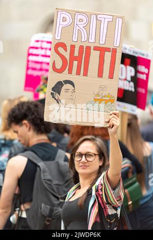 Royal Courts of Justice, Strand, London, Großbritannien. 5. September 2022. Demonstranten haben sich vor den Königlichen Gerichtshöfen versammelt, um gegen die Pläne zur Deportierung von Menschen nach Ruanda zu protestieren. Eine vertagte gerichtliche Überprüfung der Rechtmäßigkeit der Abschiebepolitik der britischen Regierung für Migranten wird derzeit festgehalten. Verweis auf Priti Patel, ehemalige Innenministerin Stockfoto