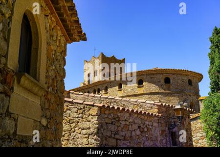 Alte Kirche und mittelalterliche Steinhäuser in der Touristenstadt Pals, Girona, Spanien. Stockfoto