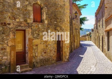 Steinhäuser und enge Gassen in der mittelalterlichen Stadt Pals, Girona, Spanien. Stockfoto