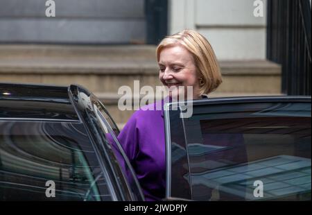 London, England, Großbritannien. 5. September 2022. LIZ TRUSS wird als Ausscheiden gesehen.Hauptquartier der konservativen Kampagne nach der Ernennung zum neuen Führer und Premierminister des Vereinigten Königreichs. (Bild: © Tayfun Salci/ZUMA Press Wire) Bild: ZUMA Press, Inc./Alamy Live News Stockfoto