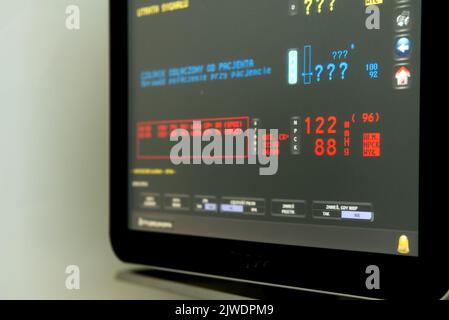 Nahaufnahme eines medizinischen Monitors mit Blutdruck- und Sättigungsmessung in einem Intensivraum. Stockfoto