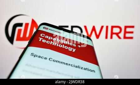 Smartphone mit Webseite des US-Luftfahrtunternehmens Redwire Corporation auf dem Bildschirm vor dem Unternehmenslogo. Konzentrieren Sie sich auf die obere linke Seite des Telefondisplays. Stockfoto