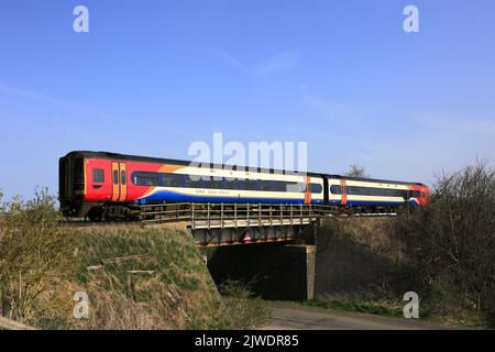 Regionalzug East Midlands 158846 in der Nähe von Manea Village, Fenland, Cambridgeshire, England Stockfoto