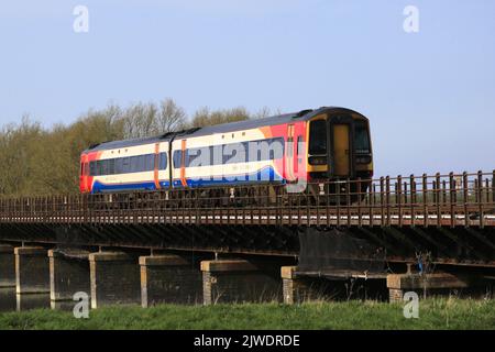 Regionalzug East Midlands 158846 in der Nähe von Manea Village, Fenland, Cambridgeshire, England Stockfoto