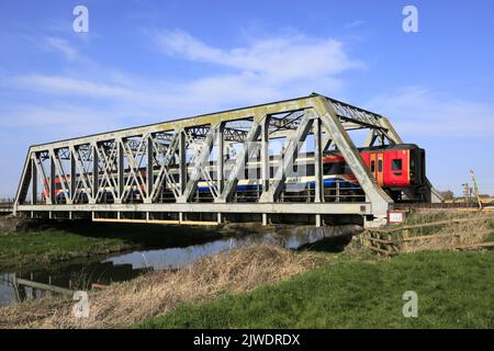 Regionalzug East Midlands 158863 in der Nähe von Manea Village, Fenland, Cambridgeshire, England Stockfoto