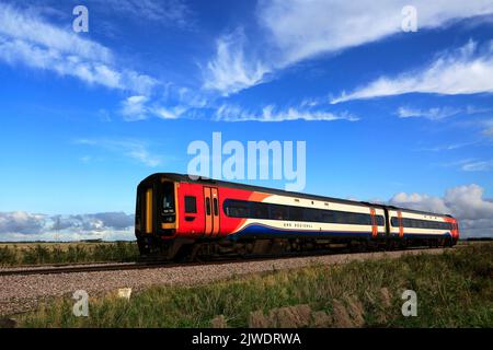 East Midlands Zug 158 785 passing Whittlesey Stadt, Flussauen, Cambridgeshire, England Stockfoto