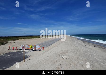 Zwei Meilen von RT 12 nördlich von Rodanthe ist geschlossen und durch eine Brücke ersetzt wegen Erosion und Überwaschung. Die Straße wird entfernt und wieder in die Natur zurückgeführt. Stockfoto