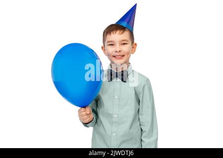 Kleiner Junge im Geburtstagshut mit blauem Ballon Stockfoto