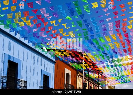 Papel Picados schmücken eine Straße im historischen Zentrum der Stadt Oaxaca de Juarez, Oaxaca, Mexiko Stockfoto