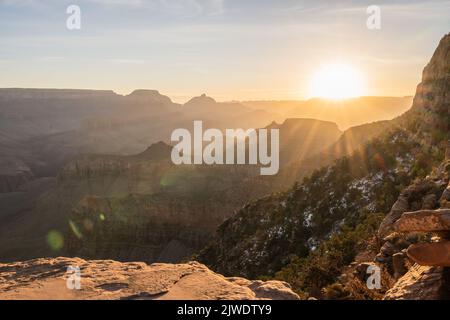 Sunburst Steigt Über Den Rand Des Grand Canyon Stockfoto