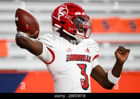 03. September 2022: Der Quarterback von Louisville Cardinals Malik Cunningham (3) erwärmt sich vor dem Spiel gegen die Syracuse Orange am Samstag, 3. September 2022 im JMA Wireless Dome in Syracuse, New York. Rich Barnes/CSM Stockfoto