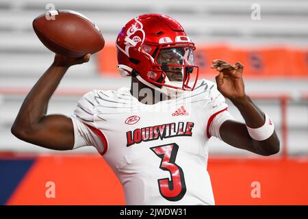 03. September 2022: Der Quarterback von Louisville Cardinals Malik Cunningham (3) erwärmt sich vor dem Spiel gegen die Syracuse Orange am Samstag, 3. September 2022 im JMA Wireless Dome in Syracuse, New York. Rich Barnes/CSM Stockfoto