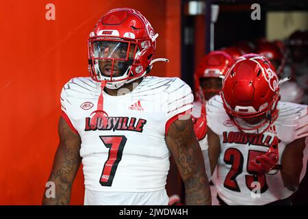 03. September 2022: Louisville Cardinals laufen zurück Tiyon Evans (7) geht vor dem Spiel gegen die Syracuse Orange am Samstag, 3. September 2022 im JMA Wireless Dome in Syracuse, New York, auf das Spielfeld. Rich Barnes/CSM Stockfoto