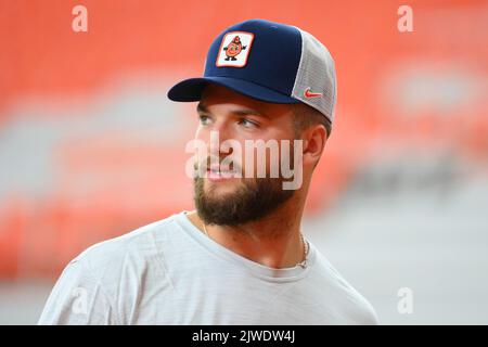 03. September 2022: Syracuse Orange Quarterback Garrett Shrader (6) schaut vor dem Spiel gegen die Louisville Cardinals am Samstag, 3. September 2022 im JMA Wireless Dome in Syracuse, New York, nach. Rich Barnes/CSM Stockfoto