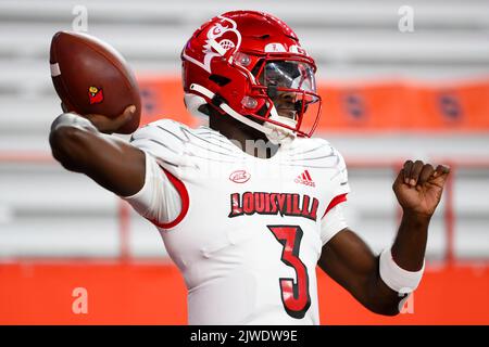 03. September 2022: Der Quarterback von Louisville Cardinals Malik Cunningham (3) erwärmt sich vor dem Spiel gegen die Syracuse Orange am Samstag, 3. September 2022 im JMA Wireless Dome in Syracuse, New York. Rich Barnes/CSM Stockfoto