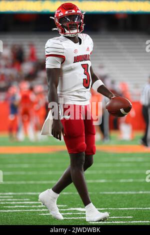 03. September 2022: Louisville Cardinals Quarterback Malik Cunningham (3) schaut vor dem Spiel gegen die Syracuse Orange am Samstag, 3. September 2022 im JMA Wireless Dome in Syracuse, New York, nach. Rich Barnes/CSM Stockfoto