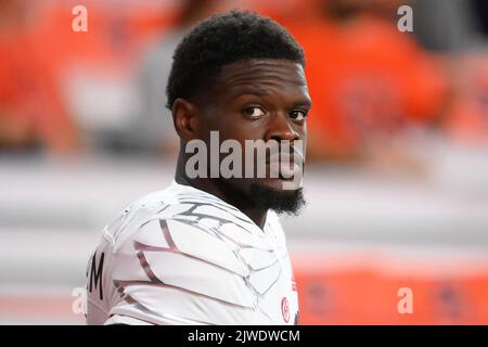 03. September 2022: Louisville Cardinals Quarterback Malik Cunningham (3) schaut vor dem Spiel gegen die Syracuse Orange am Samstag, 3. September 2022 im JMA Wireless Dome in Syracuse, New York, nach. Rich Barnes/CSM Stockfoto