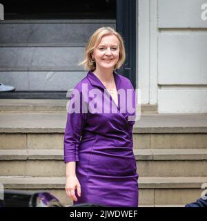 London, Großbritannien. 05. August 2022. Liz Truss, die neu gewählte Vorsitzende der Konservativen Partei und ab morgen neue Premierministerin, verlässt heute nach der Ankündigung der Führung den Sitz der Konservativen Partei in Westminster, London. Kredit: Imageplotter/Alamy Live Nachrichten Stockfoto