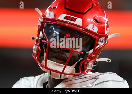 03. September 2022: Louisville Cardinals Quarterback Malik Cunningham (3) schaut vor dem Spiel gegen die Syracuse Orange am Samstag, 3. September 2022 im JMA Wireless Dome in Syracuse, New York, nach. Rich Barnes/CSM Stockfoto