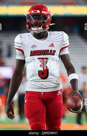 03. September 2022: Louisville Cardinals Quarterback Malik Cunningham (3) schaut vor dem Spiel gegen die Syracuse Orange am Samstag, 3. September 2022 im JMA Wireless Dome in Syracuse, New York, nach. Rich Barnes/CSM Stockfoto