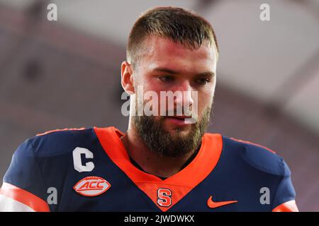 03. September 2022: Syracuse Orange Quarterback Garrett Shrader (6) vor dem Spiel gegen die Louisville Cardinals am Samstag, 3. September 2022 im JMA Wireless Dome in Syracuse, New York. Rich Barnes/CSM Stockfoto