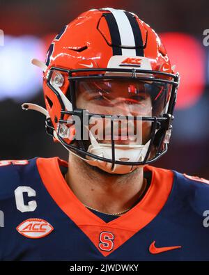 03. September 2022: Syracuse Orange Quarterback Garrett Shrader (6) schaut vor dem Spiel gegen die Louisville Cardinals am Samstag, 3. September 2022 im JMA Wireless Dome in Syracuse, New York, nach. Rich Barnes/CSM Stockfoto