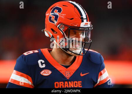 03. September 2022: Syracuse Orange Quarterback Garrett Shrader (6) schaut vor dem Spiel gegen die Louisville Cardinals am Samstag, 3. September 2022 im JMA Wireless Dome in Syracuse, New York, nach. Rich Barnes/CSM Stockfoto