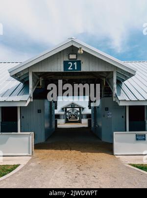 17. April 2022, Lexington, Kentucky: Reihe von Pferdeställen auf der Keeneland Race Track in Lexington, Kentucky Stockfoto