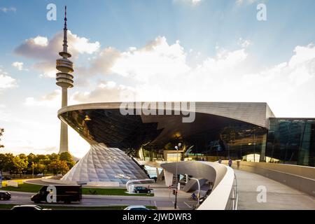 München, 29. September 2015: BMW Showroom mit olympischem Fernsehturm im Hintergrund in München Stockfoto