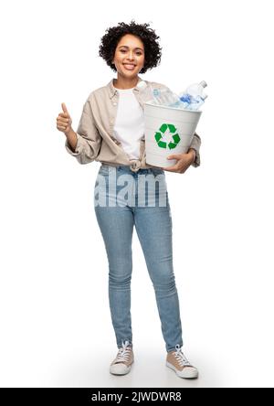 Lächelnde junge Frau, die Plastikmüll sortiert Stockfoto