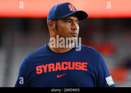 03. September 2022: Tony White, Verteidigungskoordinator von Syracuse Orange, schaut vor dem Spiel gegen die Louisville Cardinals am Samstag, 3. September 2022 im JMA Wireless Dome in Syracuse, New York, nach. Rich Barnes/CSM Stockfoto