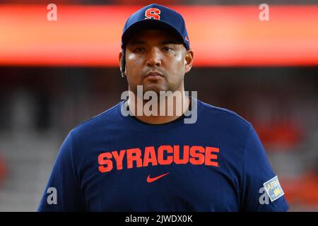 03. September 2022: Tony White, Verteidigungskoordinator von Syracuse Orange, schaut vor dem Spiel gegen die Louisville Cardinals am Samstag, 3. September 2022 im JMA Wireless Dome in Syracuse, New York, nach. Rich Barnes/CSM Stockfoto