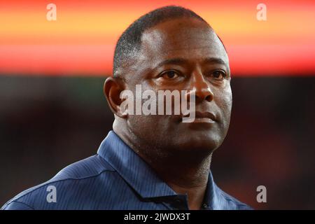 03. September 2022: Dino Babers, Cheftrainer von Syracuse Orange, schaut vor dem Spiel gegen die Louisville Cardinals am Samstag, 3. September 2022 im JMA Wireless Dome in Syracuse, New York, nach. Rich Barnes/CSM Stockfoto